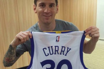 Stephen Curry Sends Lionel Messi a Gift For Reaching 30 Million Instagram Followers
