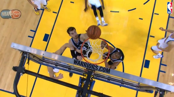 Tiago Splitter Tips the Spurs Over the Finish Line
