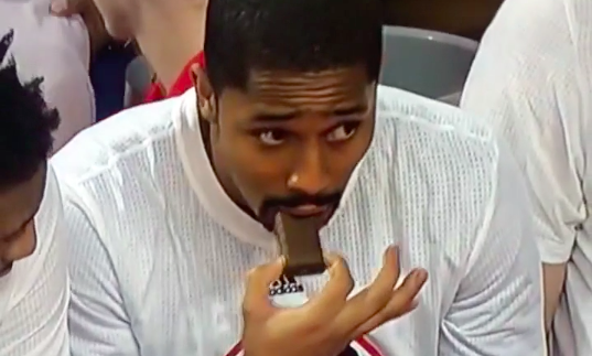 Spencer Dinwiddie Caught Snacking On the Bench